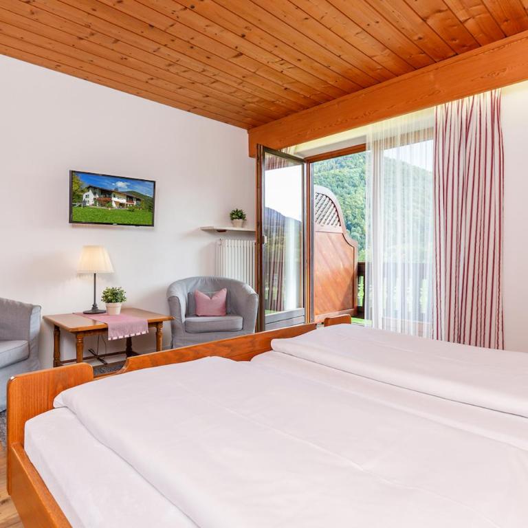 Gästehaus Menkenbauer inkl. Chiemgaukarte - Doppelzimmer mit Gartenblick - 8