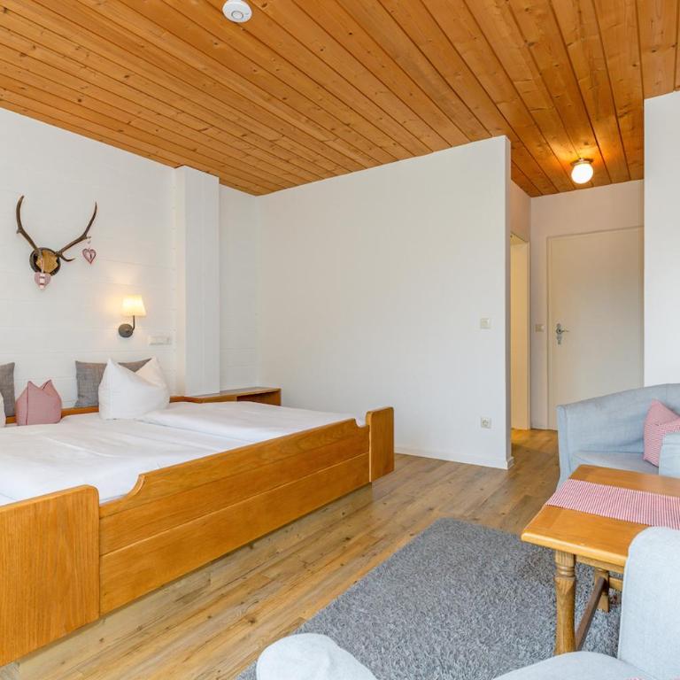 Gästehaus Menkenbauer inkl. Chiemgaukarte - Doppelzimmer mit Gartenblick - 9