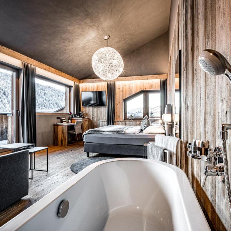 ALMMONTE SENSUM SUITES - Funky Living Hotel - Penthouse Suite - 3