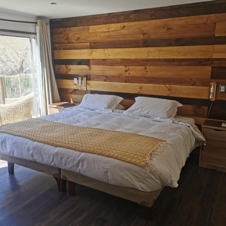 Lodge Nueva Elqui - Habitación con cama extragrande y vistas a la montaña - 1