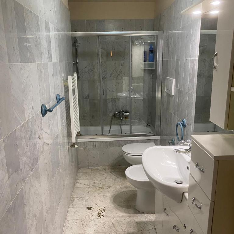 Renovated apartment with 3 bedrooms in an historic palazzo between port and old town - Three-Bedroom Apartment - 35