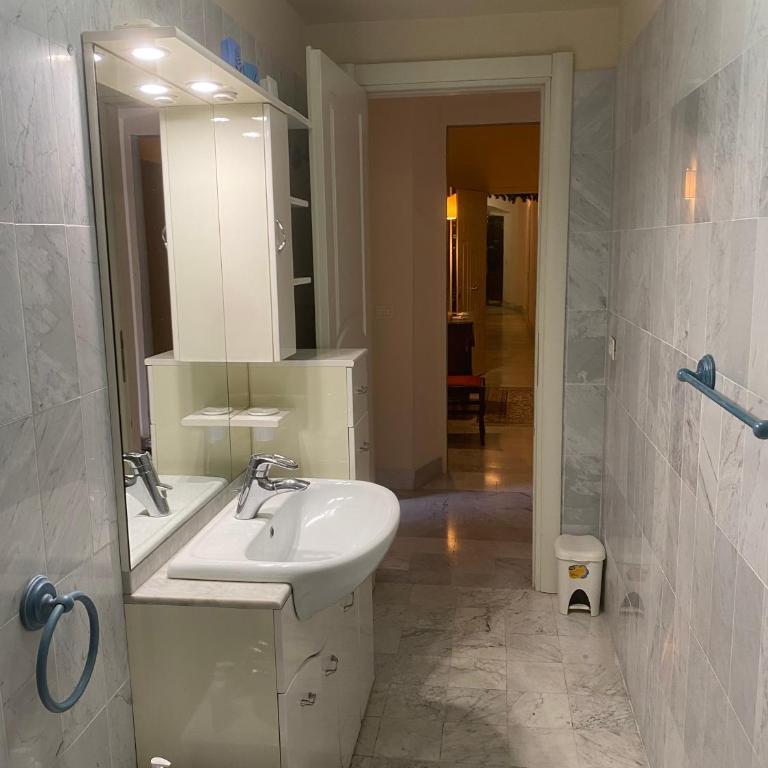 Renovated apartment with 3 bedrooms in an historic palazzo between port and old town - Three-Bedroom Apartment - 8
