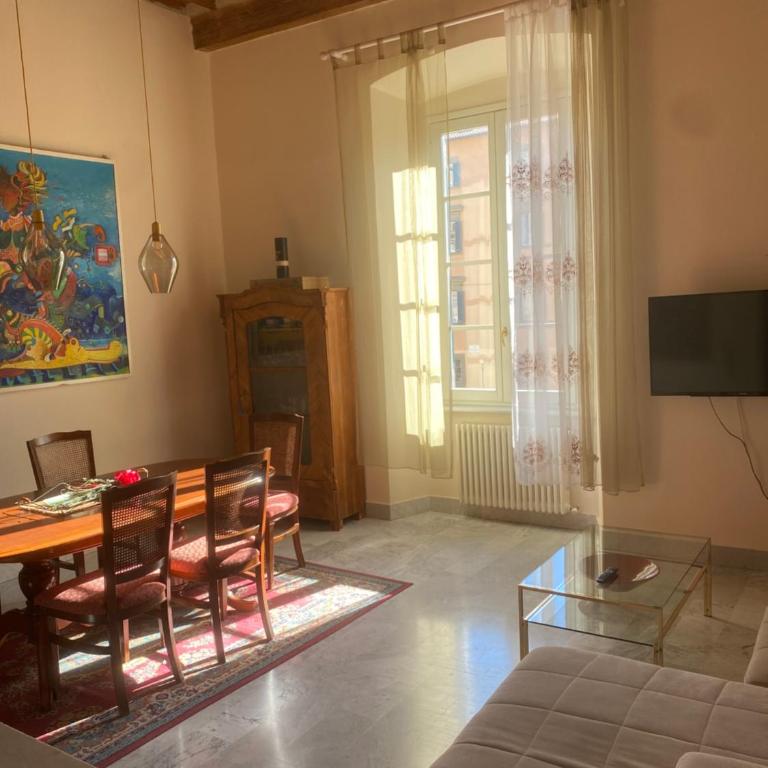 Renovated apartment with 3 bedrooms in an historic palazzo between port and old town - Three-Bedroom Apartment - 2