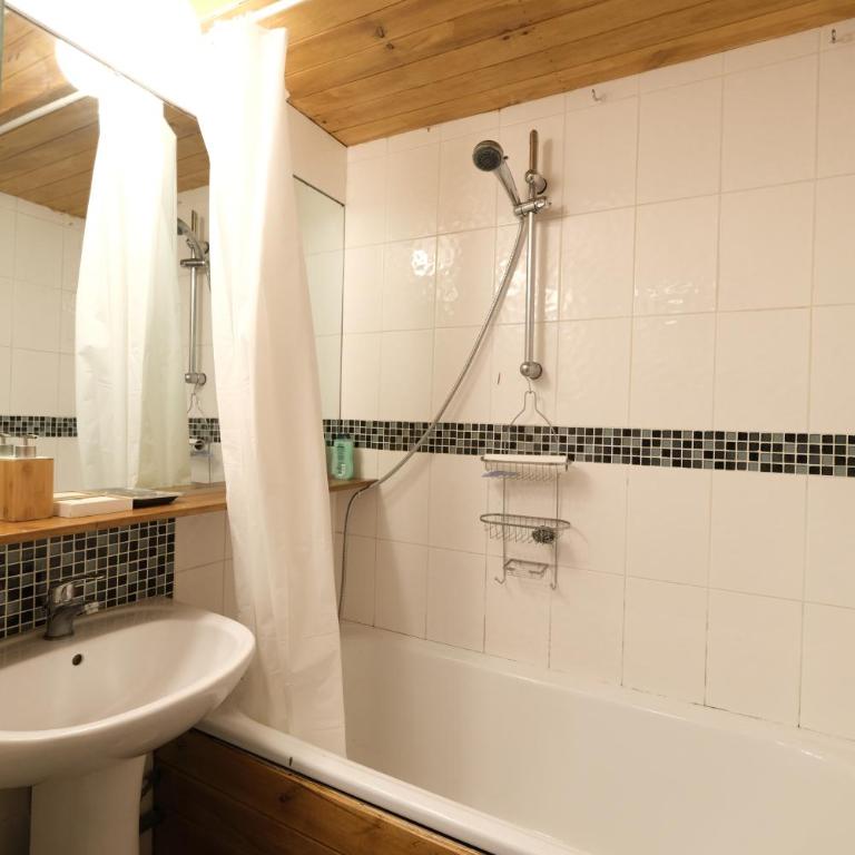 Cozy Chamonix Ski Studio with Mountain Views - Apartment with Mountain View - 15