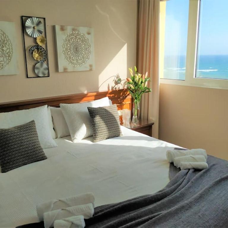 Don Gustavo 2 Bedroom Beach Front Apt, Sea Views - Two-Bedroom Apartment - 3