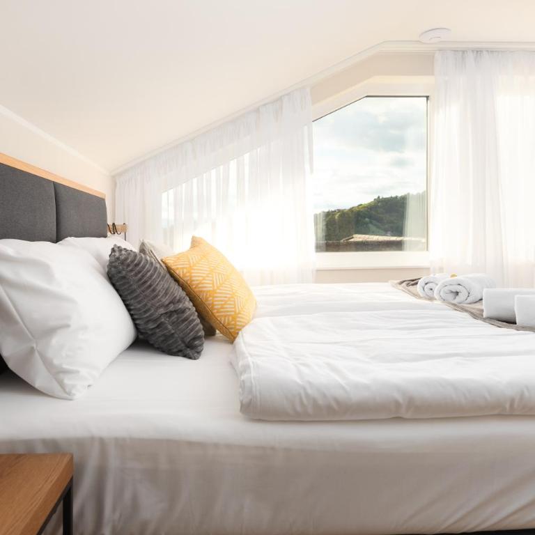 Das Weinkitz - Zimmer mit Kingsize-Bett und Bergblick - 3