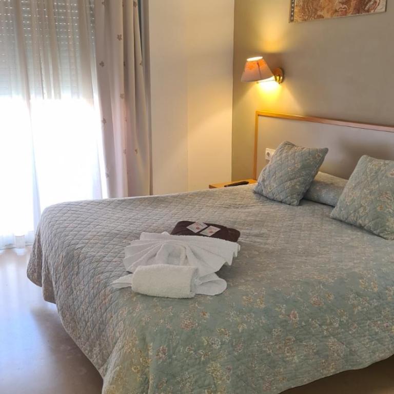 Hotel Cosmos Tarragona - Habitación con cama extragrande y balcón - 6