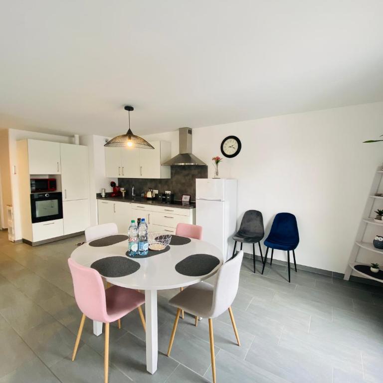 Appartement Orchidées proche centre Ville - Two-Bedroom Apartment - 11