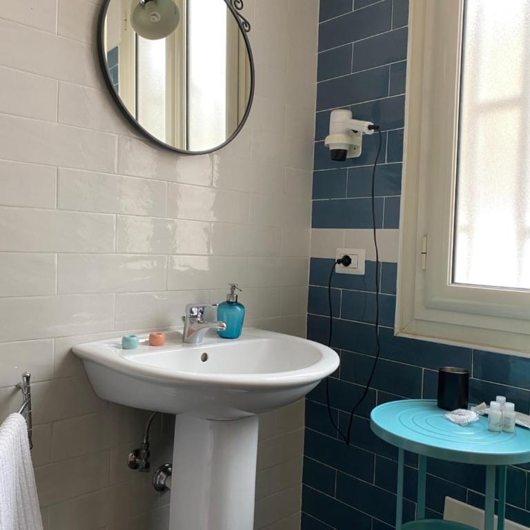 B&B La Terrazza Napoli - Camera Tripla con Bagno Privato - 7