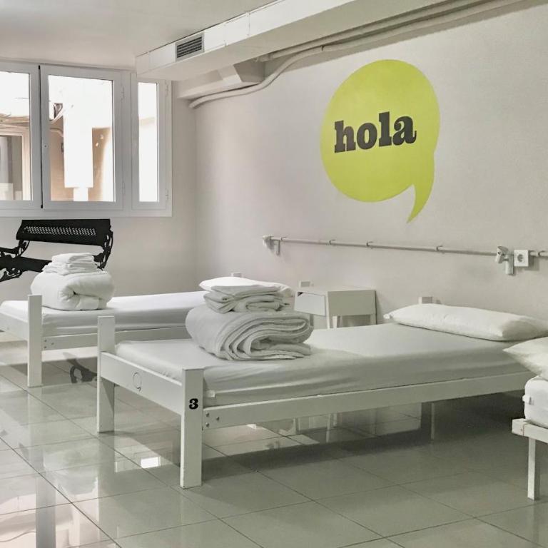 Hola Hostal Eixample - Triple Room with Private Bathroom - 5