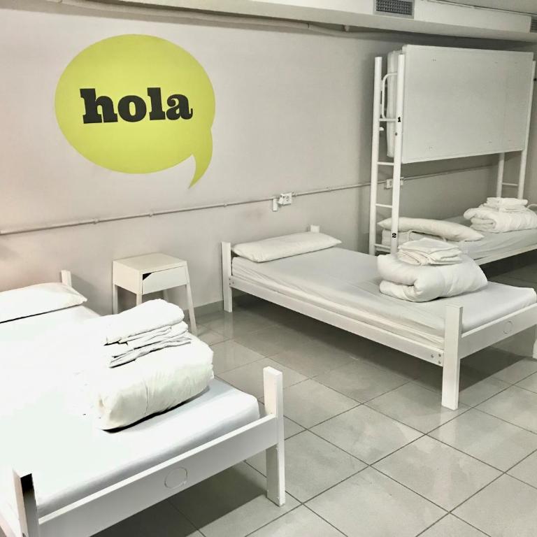 Hola Hostal Eixample - Triple Room with Private Bathroom - 1