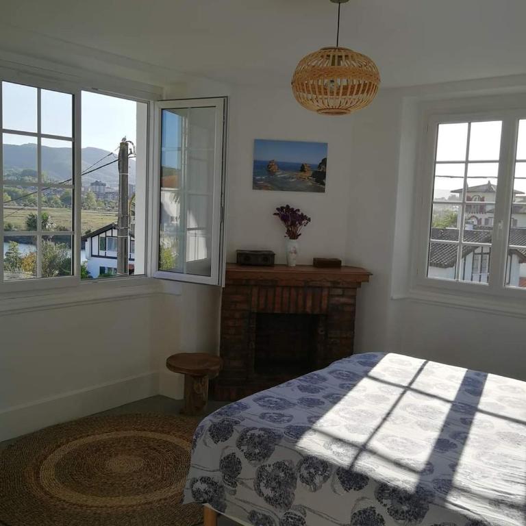 Chambres d'hôtes "HOR DAGO" près de la gare d'Hendaye avec le petit-déjeuner - Chambre Lit King-Size - Vue sur Montagne - 13