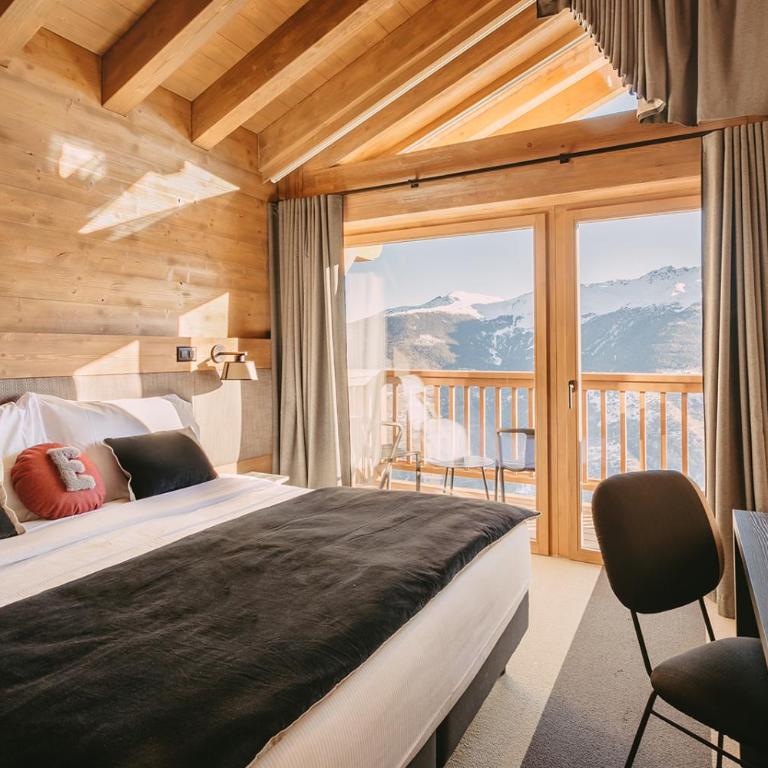 Eringer Hotel - Zimmer mit Kingsize-Bett und Balkon - 5
