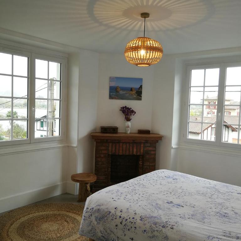 Chambres d'hôtes "HOR DAGO" près de la gare d'Hendaye avec le petit-déjeuner - Chambre Lit King-Size - Vue sur Montagne - 14