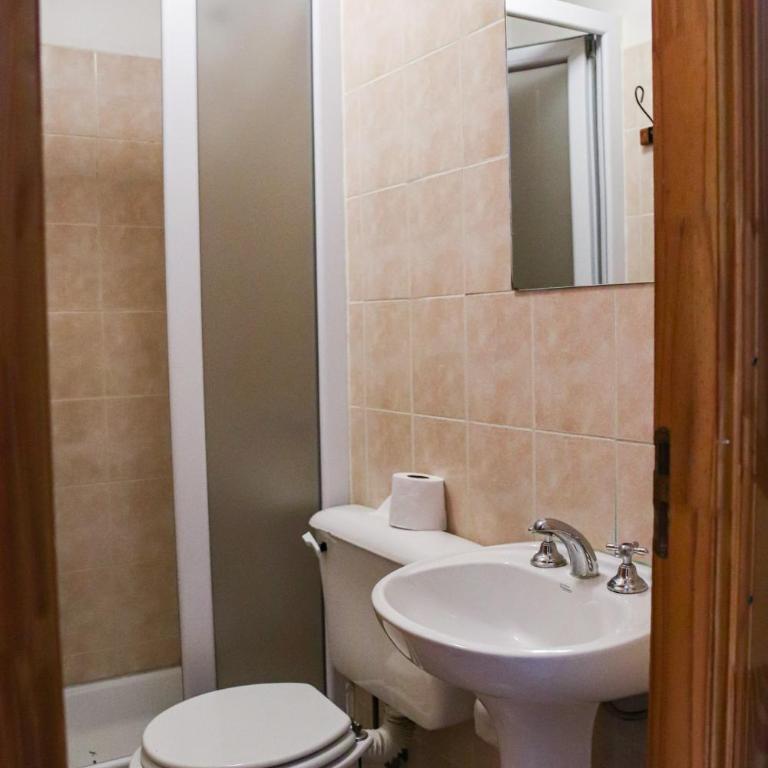 YAGHAN HOSTEL - Habitación Doble con baño privado - 1 o 2 camas - 3