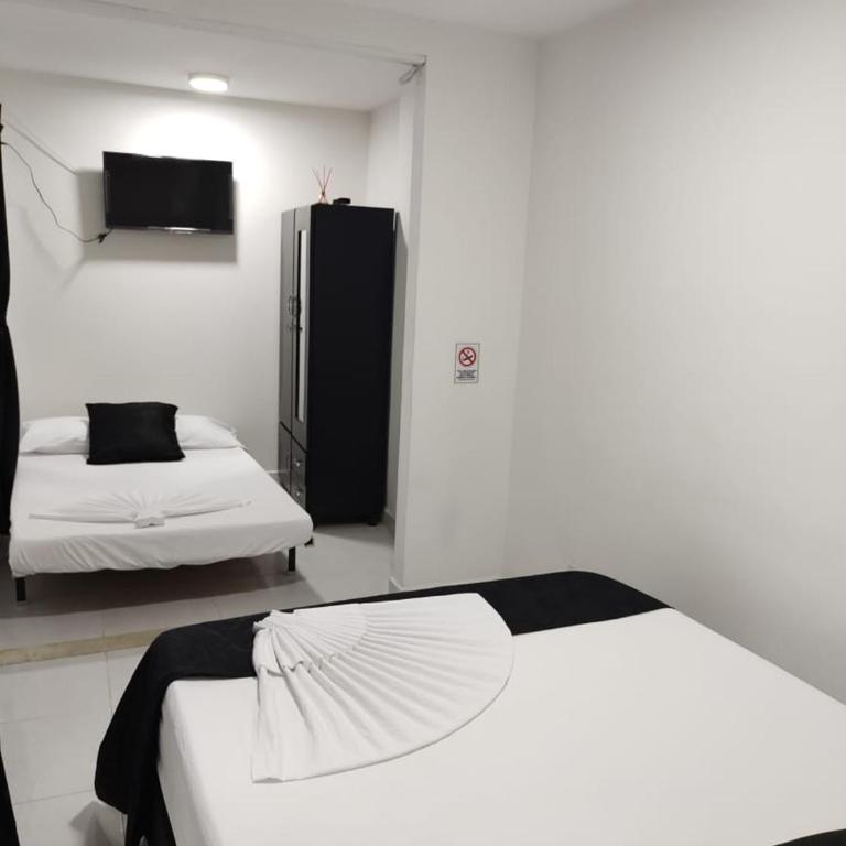HOTEL BLACK & WHITE - Habitación Doble - 2 camas - 3