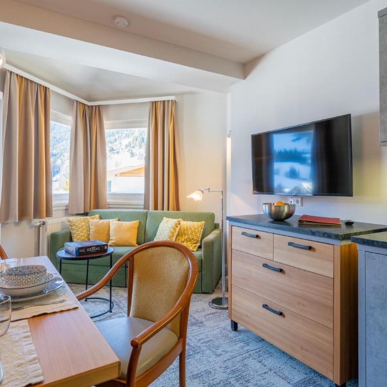 Gästehaus Schusser an der Therme, Frühstück, Doppelzimmer und Ferienwohnung - Apartment mit 1 Schlafzimmer - 7