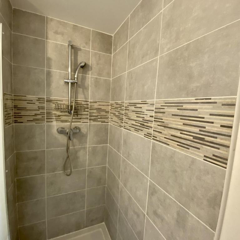 NOUVEAU - Jungle Montpeul - Clim - Wifi fibre - Netflix - 5' du centre et gare - Parking - Loggia - 15' des plages - Two-Bedroom Apartment - 15