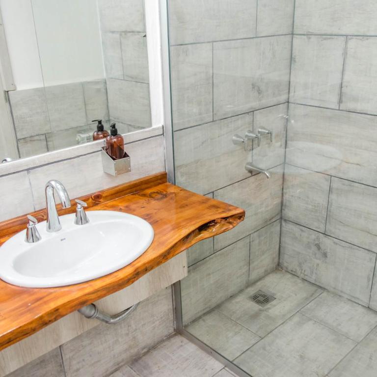 La Reina Hotel - Habitación Triple con baño - 9