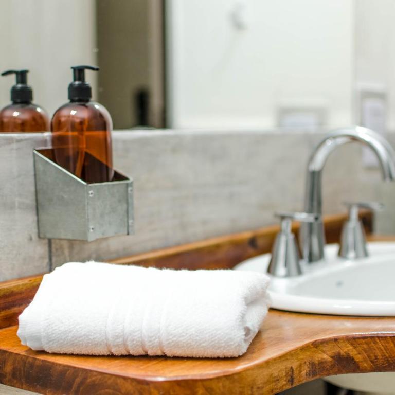 La Reina Hotel - Habitación Cuádruple con baño - 9