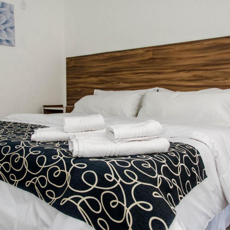 La Reina Hotel - Habitación Cuádruple con baño - 8