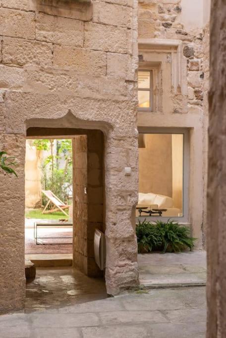 Private Mansion, completely renovated with swimming pool, in historical center - Villa con piscina privada - 38