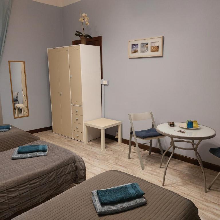 B&B Empire 1970 - Triple Room with Shared Bathroom - 9