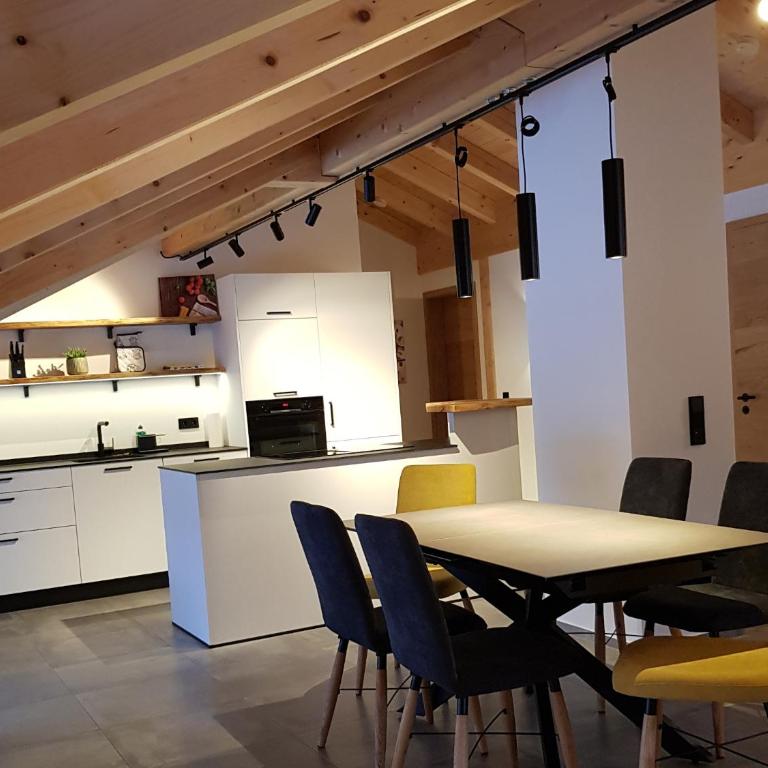 Ferienwohnung Gelb - Chiemgau Karte - Apartment mit Blick auf die Berge - 1
