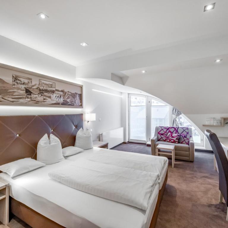 Hotel Garni Christine - Doppelzimmer mit Bergblick - 2