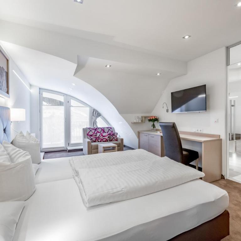 Hotel Garni Christine - Doppelzimmer mit Bergblick - 1