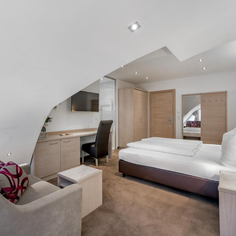 Hotel Garni Christine - Doppelzimmer mit Bergblick - 3