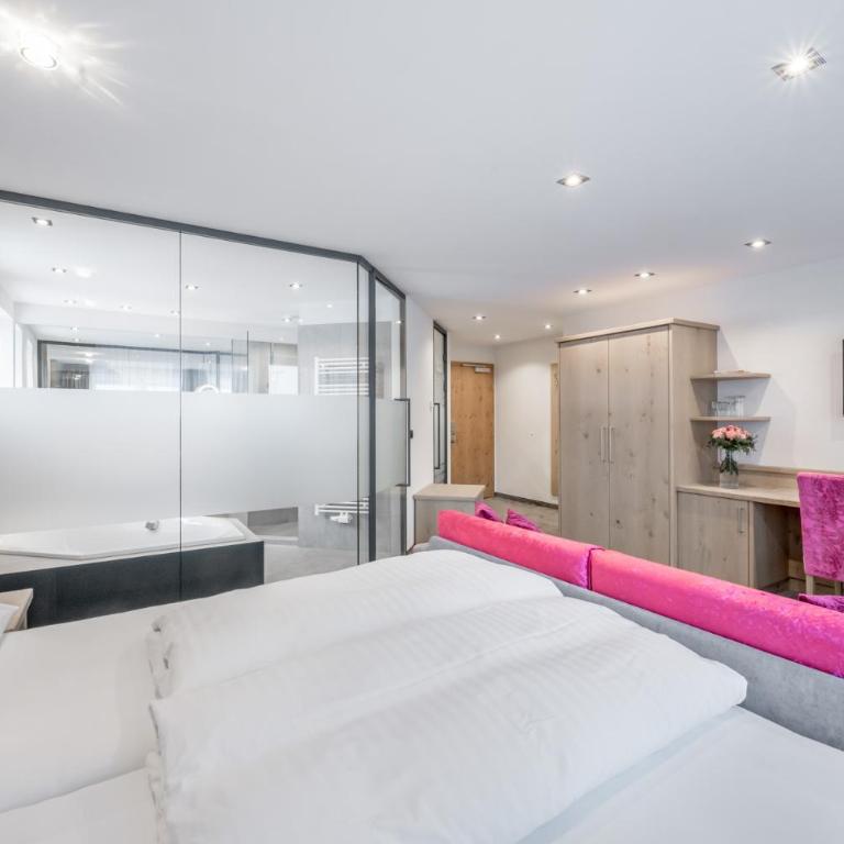 Hotel Garni Christine - Deluxe Doppelzimmer mit Balkon - 2
