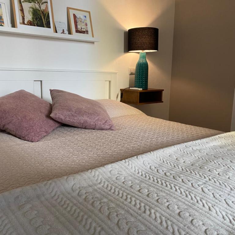 Iola Rooms - Q9416 - King Room - 1