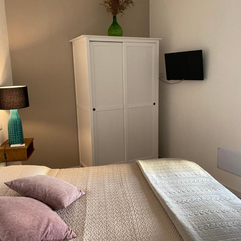Iola Rooms - Q9416 - King Room - 3