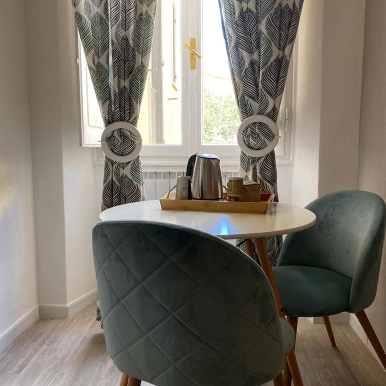 Iola Rooms - Q9416 - King Room - 2