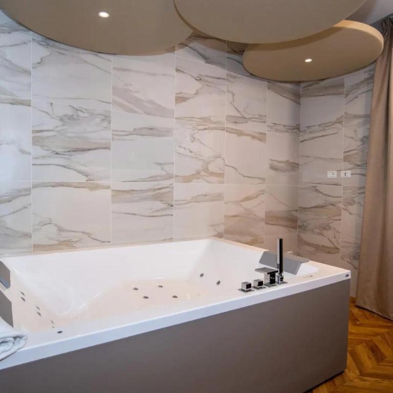 Jacuzzi Suite Home by Enjoy Garda Hotel - Suite King con Vasca Idromassaggio - 2