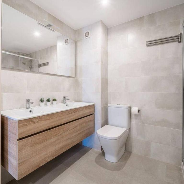 Stunning Fuengirola Gem with city and sea views - Apartamento de 2 dormitorios - 15