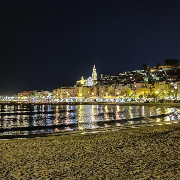 Studio Calme BORD DE MER Balcon avec Vue sur MENTON, Ascenseur, Climatisation, Ideal location quiet near sea, balcony with city view, elevator, AC - Studio - 11
