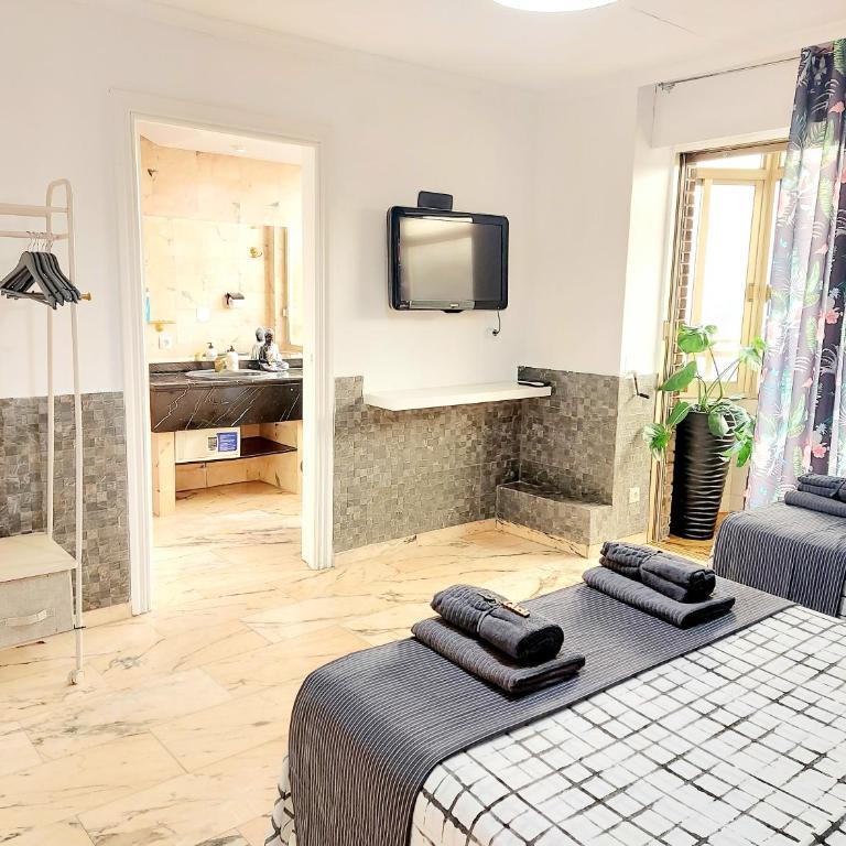 Gloria Host House - Triple Room with Private Bathroom and Balcony - 1