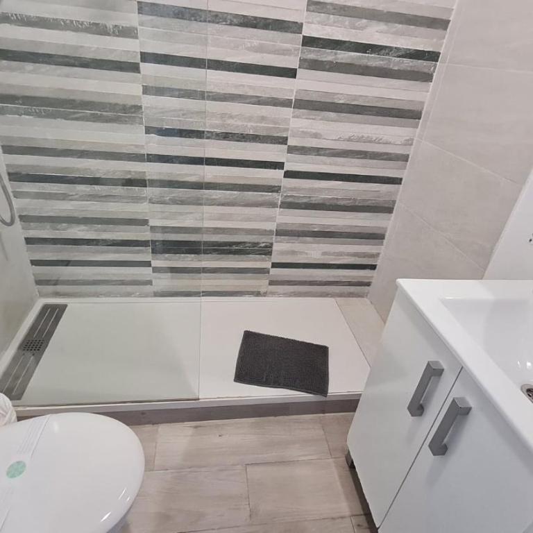 Hostal Eixample - Large Exterior Double Room with private bathroom and balcony - 12