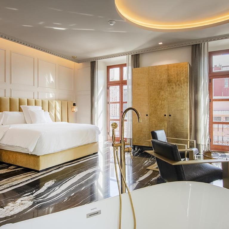 L Hotel Perla Boutique - Habitación con cama extragrande y balcón - 1