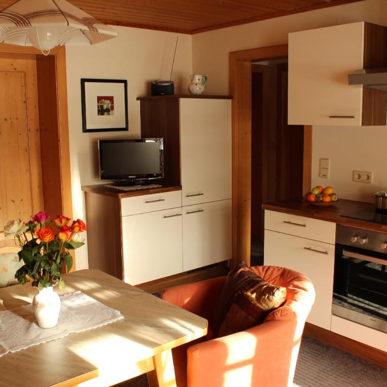 Pension & Ferienwohnung Sonnleiten - Apartment mit 2 Schlafzimmern, einem Balkon und Bergblick - 3