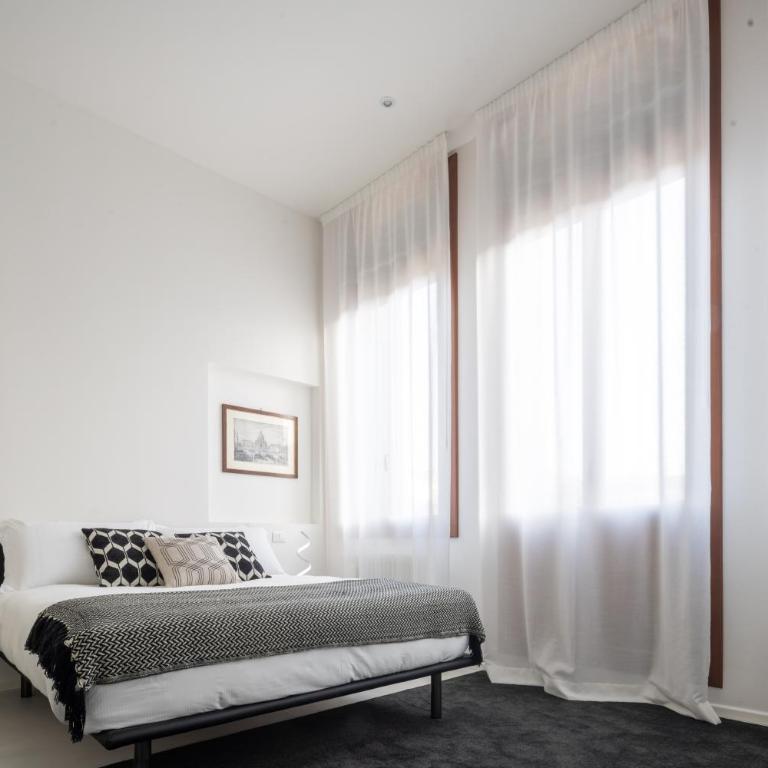 Design Apartment with Balcony on the Grand Canal R&R - Two-Bedroom Apartment - 16