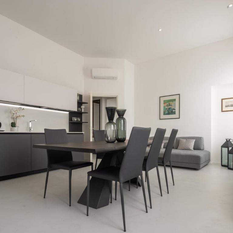 Design Apartment with Balcony on the Grand Canal R&R - Two-Bedroom Apartment - 4