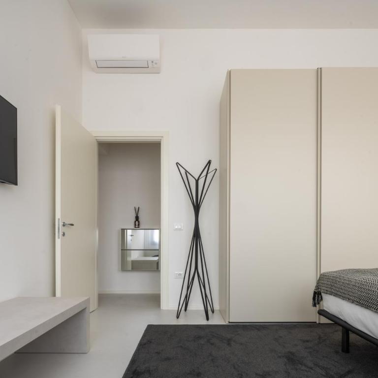 Design Apartment with Balcony on the Grand Canal R&R - Two-Bedroom Apartment - 7