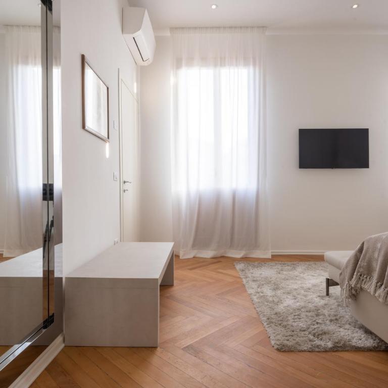 Design Apartment with Balcony on the Grand Canal R&R - Two-Bedroom Apartment - 19