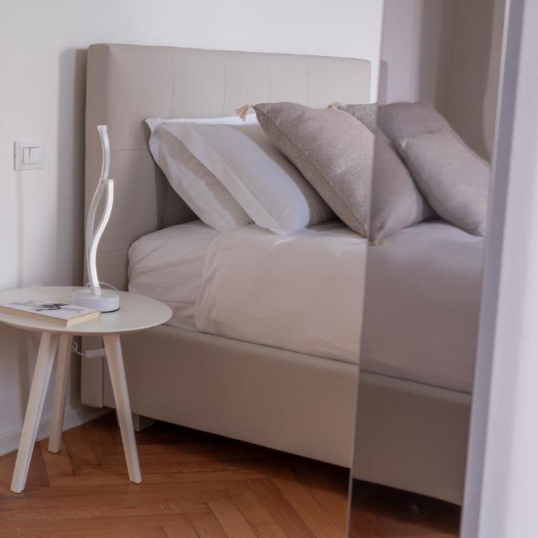 Design Apartment with Balcony on the Grand Canal R&R - Two-Bedroom Apartment - 18