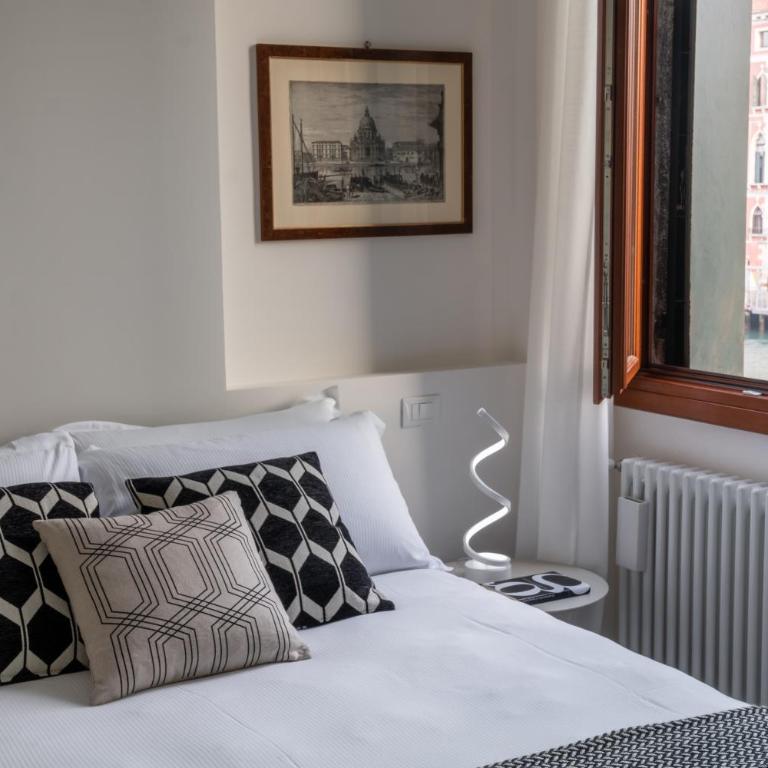 Design Apartment with Balcony on the Grand Canal R&R - Two-Bedroom Apartment - 21