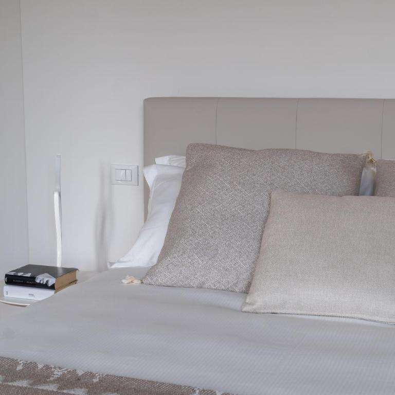 Design Apartment with Balcony on the Grand Canal R&R - Two-Bedroom Apartment - 11
