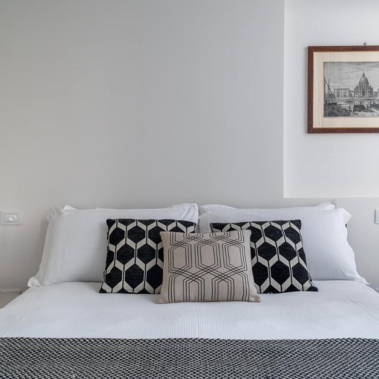 Design Apartment with Balcony on the Grand Canal R&R - Two-Bedroom Apartment - 17